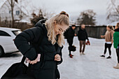 Lächelnde Menschen unterhalten sich im Freien nach dem Training im Fitnessstudio