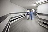 Ärztinnen gehen durch den Krankenhauskorridor