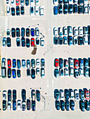 Luftaufnahme von parkenden Autos auf einem Parkplatz