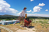 Fördergerüst über dem vertikalen Minenschacht der inzwischen stillgelegten Uranmine Energy Queen in La Sal, Utah.