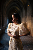 Porträt der talentierten spanischen Sängerin und Songschreiberin Valeria Castro im Kloster Veruela, Zaragoza, Spanien