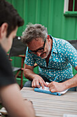 Santi Balmes, spanischer Indie-Pop-Musiker und Schriftsteller, Frontmann der Band Love of Lesbian, beim Signieren seiner Bücher in Zaragoza, Spanien