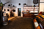 Innenraum des Ladens der Weinkellerei La Geria. La Geria, Lanzarotes Hauptweinregion, Kanarische Inseln, Spanien