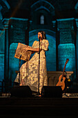 Die spanische Singer-Songwriterin Valeria Castro, eine der vielversprechenden Frauen, die in den letzten Jahren in der spanischen Folklore-Szene aufgetaucht sind, tritt beim Veruela Summer Festival 2023 in Zaragoza, Spanien, auf