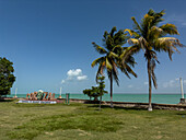 Ein 3-D-Schild für Corozal Town mit einer Maya-Maske in einem am Meer gelegenen Park am Maya Beach in Corozal, Belize.