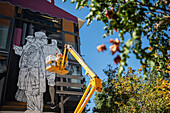 Die französische Künstlerin Taroe arbeitet beim Asalto International Urban Art Festival in Zaragoza, Spanien