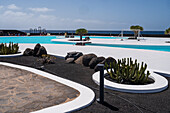 Islote de Fermina, facing the bay of Arrecife, was designed by the Lanzarote artist Cesar Manrique in the 1970s.\n