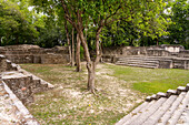 Die Strukturen A4 und A3 auf der Plaza A im Wohnkomplex in den Maya-Ruinen im archäologischen Reservat Cahal Pech, Belize.