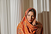 Porträt einer in einen Schal gewickelten Frau