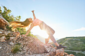 Mittlere erwachsene Frau macht Yoga in den Bergen