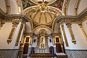 Spanien, Valencia, Blick von unten auf das reich verzierte Innere der Kathedrale des Heiligen Nikolaus von Bari