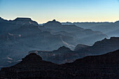 USA, Arizona, Grand Canyon National Park, Südrand, Sonnenaufgang am Südrand des Grand Canyon