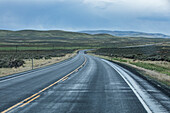 USA, Nevada, McDermitt, Blick auf den Highway bei stürmischem Wetter