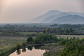 USA, Idaho, Bellevue, Landschaft mit kleinem Teich und Bergen im Hintergrund