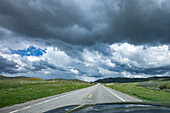 USA, Idaho, Gewitterwolken ziehen über dem Highway auf