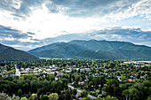 USA, Idaho, Hailey, Kleinstadt im Tal vom Carbonate Mountain aus gesehen
