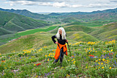 USA, Idaho, Hailey, Ältere blonde Frau wandert auf dem Carbonate Mountain Trail