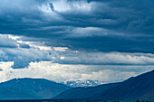 USA, Idaho, Bellevue, Dramatic view of storm clouds over mountains\n