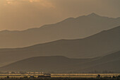 USA, Idaho, Bellevue, Berglandschaft im Nebel bei Sonnenuntergang