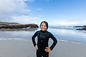 Porträt eines jungen Surfers (10-11) am Atlantik in Kammabaai Beach