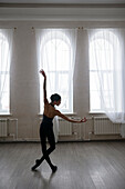 Rückenansicht einer tanzenden Ballerina im Studio