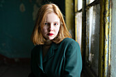 Porträt eines Mädchens im Teenageralter (16-17) mit rotem Lippenstift und Blick in die Kamera