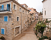 Frankreich, Antibes, Häuser mit blauen Fensterläden in der Altstadt