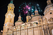 Das Feuerwerk gibt den Fiestas del Pilar in Zaragoza, Spanien, den letzten Schliff