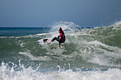 Profi-Surfer Noa Deane beim Quiksilver Festival in Capbreton, Hossegor und Seignosse, bei dem 20 der besten Surfer der Welt von Jeremy Flores ausgewählt wurden, um sich im Südwesten Frankreichs zu messen.