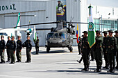 Einer der drei UH60 Black Hawk-Hubschrauber steht auf dem Vorfeld während einer Veranstaltung auf dem CATAM-Luftwaffenstützpunkt in Bogota, wo die Botschaft der Vereinigten Staaten von Amerika in Kolumbien am 27. September 2023 drei Lockheed Martin UH60 Black Hawks zur Verbesserung der Drogenbekämpfungsmaßnahmen übergab.