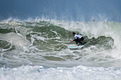 Der australische Profi-Surfer Josh Kerr während des Quiksilver-Festivals in Capbreton, Hossegor und Seignosse, bei dem 20 der besten Surfer der Welt, die von Jeremy Flores ausgewählt wurden, im Südwesten Frankreichs gegeneinander antreten.