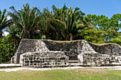 Struktur A-13 auf der Plaza A-2 im archäologischen Reservat von Xunantunich in Belize.