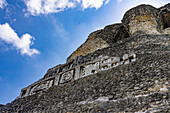 Der Westfries von El Castillo oder Struktur A-6 in den Maya-Ruinen des archäologischen Reservats von Xunantunich in Belize. Die mittlere Figur ist als Kawil, eine Ahnengottheit, identifiziert.