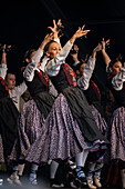 Baluarte Aragones und Raices de Aragon, traditionelle aragonesische Jota-Gruppen, treten auf der Plaza del Pilar während des El Pilar-Festes in Zaragoza, Spanien, auf