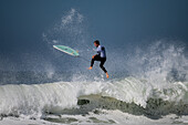 Der australische Profi-Surfer Josh Kerr während des Quiksilver Festivals in Capbreton, Hossegor und Seignosse, bei dem 20 der besten Surfer der Welt von Jeremy Flores ausgewählt wurden, um sich im Südwesten Frankreichs zu messen.