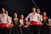 Baluarte Aragones und Raices de Aragon, traditionelle aragonesische Jota-Gruppen, treten auf der Plaza del Pilar während der El Pilar-Festlichkeiten in Zaragoza, Spanien, auf