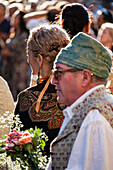 Das Blumenopfer für die Virgen del Pilar ist das wichtigste und beliebteste Ereignis der Fiestas del Pilar, die am Tag der Spanier in Zaragoza, Spanien, stattfinden.