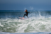 Junge talentierte Surfer beim Quiksilver Festival in Capbreton, Hossegor und Seignosse, bei dem 20 der besten Surfer der Welt von Jeremy Flores ausgewählt wurden, um im Südwesten Frankreichs gegeneinander anzutreten.