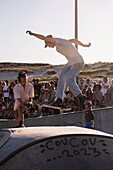 Skate-Event im Skatepark von Seignosse le Penon während des Quiksilver-Festivals in Capbreton, Hossegor und Seignosse, bei dem 20 der besten Surfer der Welt, die von Jeremy Flores ausgewählt wurden, im Südwesten Frankreichs gegeneinander antreten.