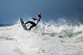 Der australische Profi-Surfer Josh Kerr während des Quiksilver Festivals in Capbreton, Hossegor und Seignosse, bei dem 20 der besten Surfer der Welt, die von Jeremy Flores handverlesen wurden, im Südwesten Frankreichs gegeneinander antreten.