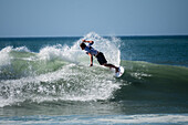 Der australische Profi-Surfer Kael Walsh beim Quiksilver Festival in Capbreton, Hossegor und Seignosse, bei dem 20 der besten Surfer der Welt, die von Jeremy Flores ausgewählt wurden, im Südwesten Frankreichs gegeneinander antreten.