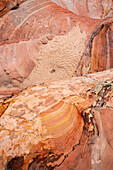 Farbenfrohe Muster im Navajo-Sandstein im Grand Staircase-Escalante National Monument in Utah.