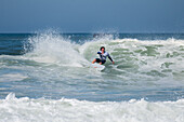 Der mexikanische Profi-Surfer Alan Cleland während des Quiksilver Festivals in Capbreton, Hossegor und Seignosse, bei dem 20 der besten Surfer der Welt, die von Jeremy Flores ausgewählt wurden, im Südwesten Frankreichs gegeneinander antreten.
