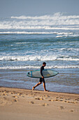 Surfer beim Eintauchen ins Wasser.