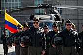 Kolumbianische Polizeihubschrauberpiloten während einer Veranstaltung auf dem CATAM-Luftwaffenstützpunkt in Bogota, bei der die Botschaft der Vereinigten Staaten von Amerika in Kolumbien am 27. September 2023 drei Lockheed Martin UH60 Black Hawks zur Verbesserung der Drogenbekämpfungsmaßnahmen übergab.