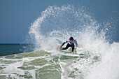 Der australische Profi-Surfer Josh Kerr beim Quiksilver Festival in Capbreton, Hossegor und Seignosse, bei dem 20 der besten Surfer der Welt von Jeremy Flores ausgewählt wurden, um sich im Südwesten Frankreichs zu messen.