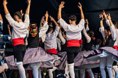 Baluarte Aragones und Raices de Aragon, traditionelle aragonesische Jota-Gruppen, treten auf der Plaza del Pilar während der El-Pilar-Feierlichkeiten in Zaragoza, Spanien, auf