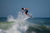 Der australische Profi-Surfer Kael Walsh nimmt am Quiksilver Festival in Capbreton, Hossegor und Seignosse teil, bei dem 20 der besten Surfer der Welt, die von Jeremy Flores handverlesen wurden, im Südwesten Frankreichs antreten.