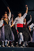 Baluarte Aragones und Raices de Aragon, traditionelle aragonesische Jota-Gruppen, treten auf der Plaza del Pilar während der El-Pilar-Feierlichkeiten in Zaragoza, Spanien, auf