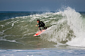 Junge talentierte Surfer beim Quiksilver Festival in Capbreton, Hossegor und Seignosse, bei dem 20 der besten Surfer der Welt, die von Jeremy Flores ausgewählt wurden, im Südwesten Frankreichs gegeneinander antreten.